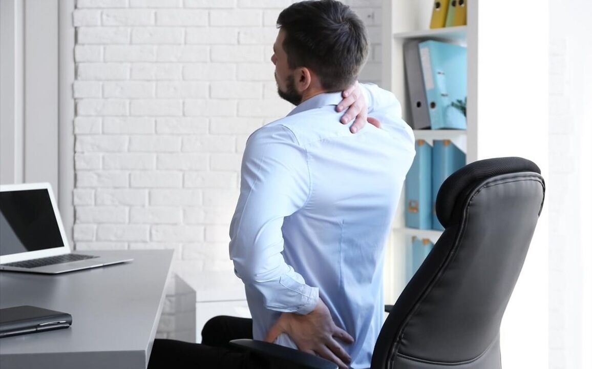 bizkarreko mina eserita dagoenean